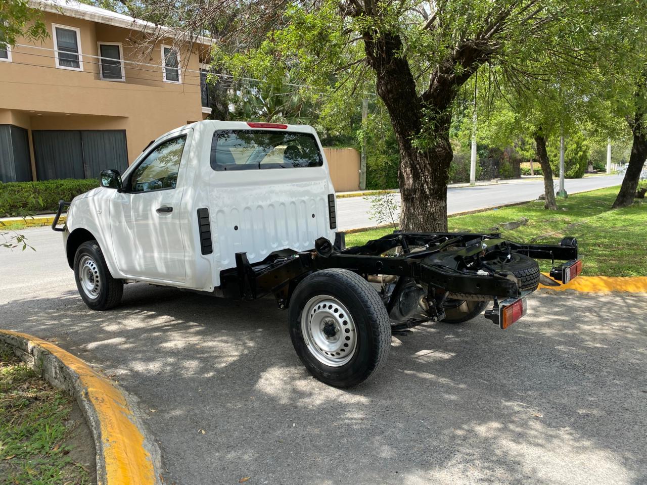 2023 Nissan NP300 CHASIS CABINA 2P L42.5 MAN AA VDC